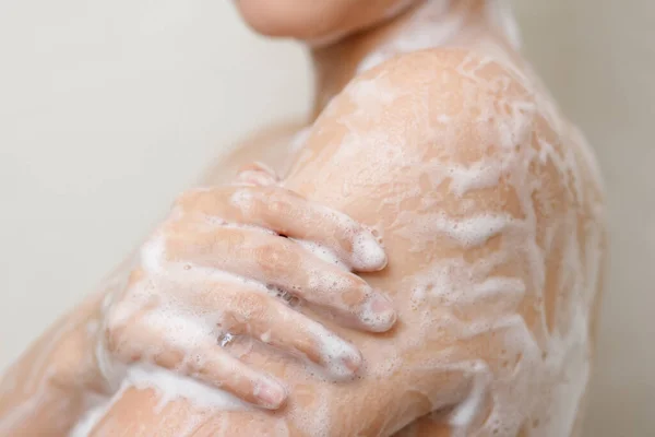女人用肥皂洗澡来帮助消灭细菌 — 图库照片