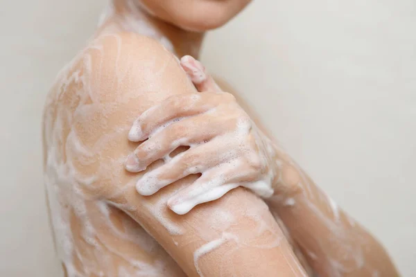 女人用肥皂洗澡来帮助消灭细菌 — 图库照片