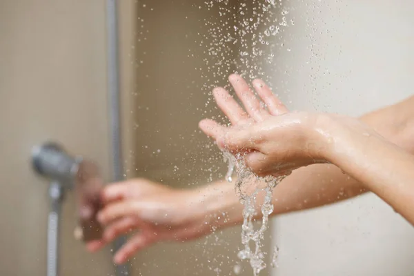 Uma Mulher Usa Mão Para Medir Temperatura Água Aquecedor Água — Fotografia de Stock