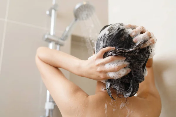 Frau Duscht Und Wäscht Haare Mit Shampoo Heimischen Badezimmer — Stockfoto