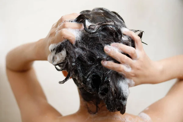 Femme Prenant Une Douche Lavant Les Cheveux Avec Shampooing Dans — Photo