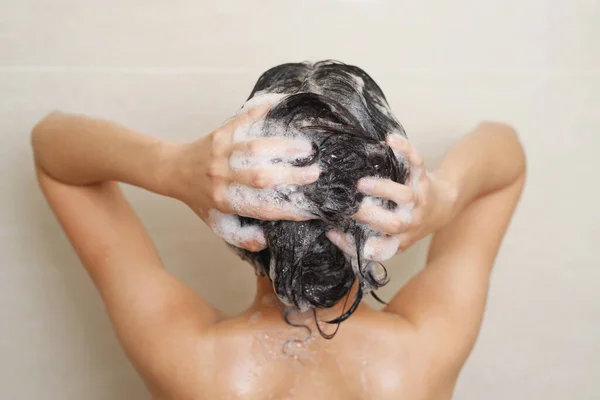 Жінка Приймає Душ Миє Волосся Шампунем Ванній Вдома — стокове фото