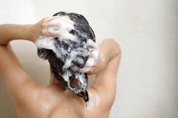 Жінка Приймає Душ Миє Волосся Шампунем Ванній Вдома — стокове фото