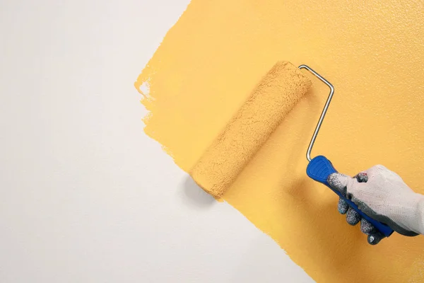 Roller Brush Malarstwo Pracownik Malowanie Ścianie Malowanie Mieszkania Renowacji Żółtym — Zdjęcie stockowe