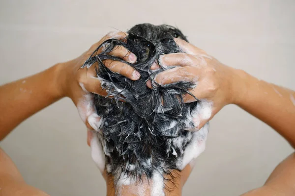 Bir Adam Saçını Şampuanla Yıkıyor — Stok fotoğraf