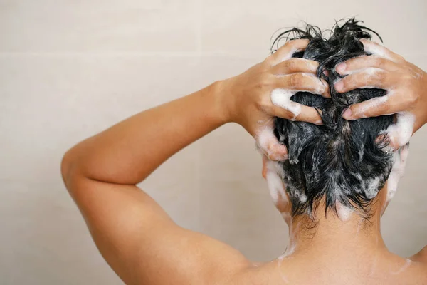 Muž Myje Vlasy Šamponem — Stock fotografie