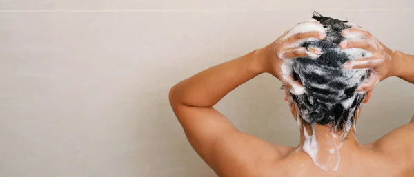 一个人用洗发水洗头发 — 图库照片
