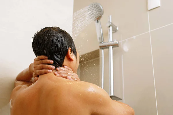 Homme Prend Une Douche Dans Salle Bain Maison — Photo