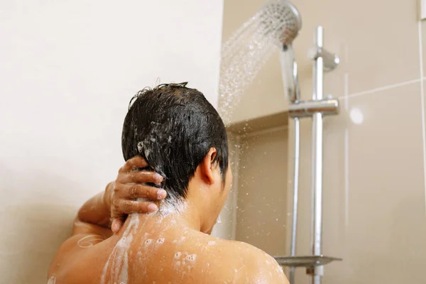 Muž Používá Sprchový Krém Pro Suchou Pleť Vrací Pleť Být — Stock fotografie