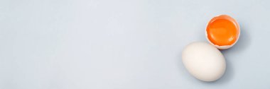 Üst görünüm yumurta sarısı ve yumurta beyazı yüksek protein mavi arka plana iyi gelir..