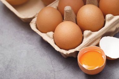 Üst görünüm yumurta sarısı ve yumurta beyazı yüksek protein vücuda iyi gelir.  