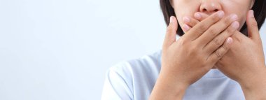 Asyalı kadın el testiyle nefesini kontrol ediyor. Sağlık hizmetleri kavramı.