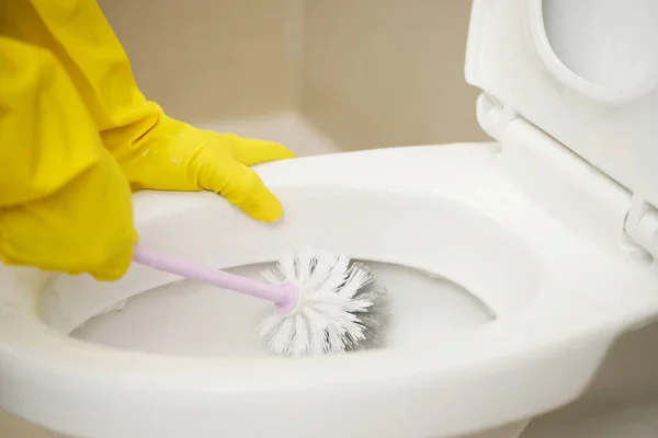 Dona Casa Limpeza Banheiro — Fotografia de Stock