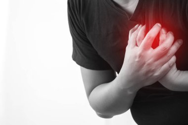 Koşu yapan bir sporcunun dışarıda kalp krizi geçirirken göğüs ağrısı çekmesi. Ya da ağır egzersiz vücudun kalp hastalığını şok etmesine neden olur. Hayati tehlikelere neden olabilir. sağlık hizmeti kavramı.