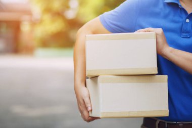 Paket teslimatçısı bir servis vasıtasıyla. Ve kadın müşteriler posta kutusunun teslimatını kabul ediyor. Posta yoluyla eve gönderiliyor..