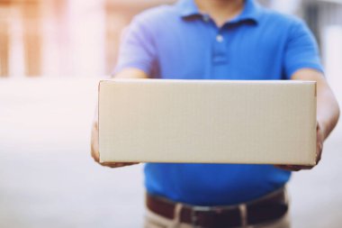 Paket teslimatçısı bir servis vasıtasıyla. Ve kadın müşteriler posta kutusunun teslimatını kabul ediyor. Posta yoluyla eve gönderiliyor..