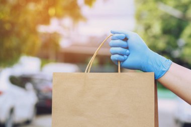 Paket teslimatçısı bir servis vasıtasıyla. Ve kadın müşteriler posta kutusunun teslimatını kabul ediyor. Posta yoluyla eve gönderiliyor..