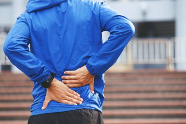 Spor yaparken sakatlanan mutsuz bir adam omurgasında sırt ağrısı olan bir adam. insanlar, sağlık hizmetleri veya sağlık ve yaşam tarzı kavramı. 