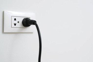 Elektrik prizini kapat ve prizi prize tak..