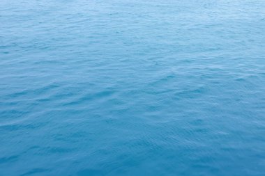 Mavi deniz yüzey havadan görünümü bir drone dalgaları ile, arka planda boş boş. yumuşak odak.