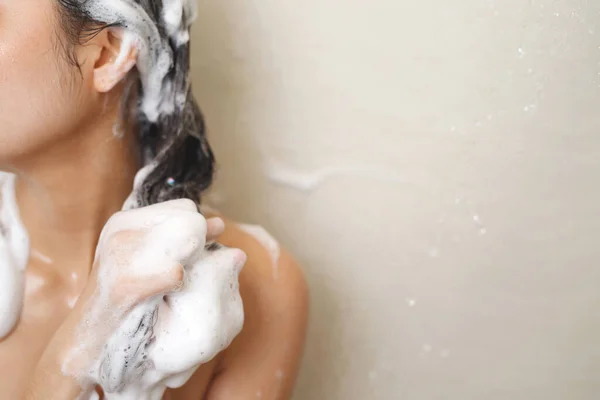 Mulher Tomando Banho Lavando Cabelo Com Shampoo — Fotografia de Stock