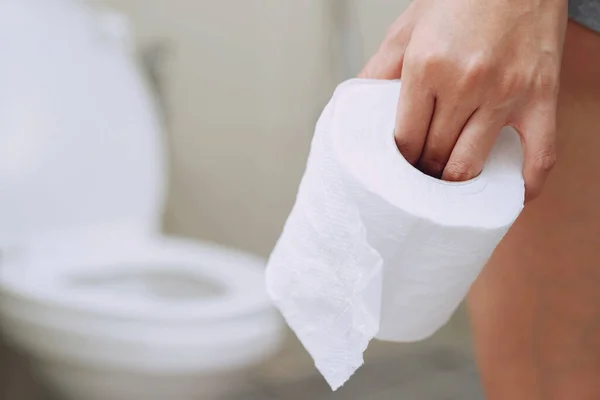 一个女人在家里的浴室里排泄腹泻 — 图库照片