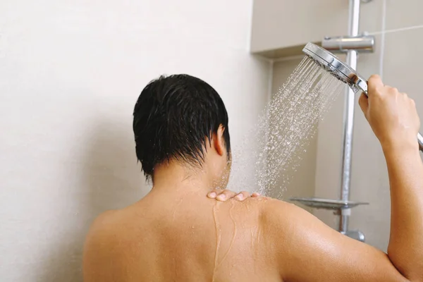 Homem Está Usando Creme Banho Para Pele Seca Retorna Pele — Fotografia de Stock