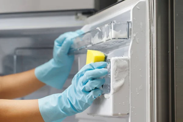 Funcionários Usam Pano Para Limpar Refrigerador — Fotografia de Stock