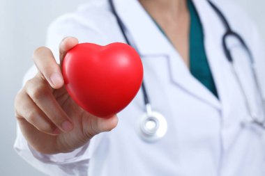 Anjin yetişkinlerde yaygın bir kalp hastalığıdır. Ana risk faktörleri arasında yaşın artması yer alıyor. Ağır sigara içen hiperlipidemi, diyabet, yüksek tansiyon.