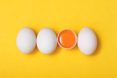 Yumurta sarısı ve yumurta akının faydaları vücut için yüksek protein içerir..