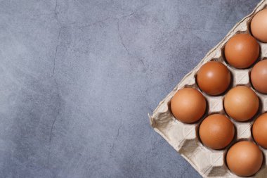 Yumurta sarısı ve yumurta akının faydaları vücut için yüksek protein içerir..