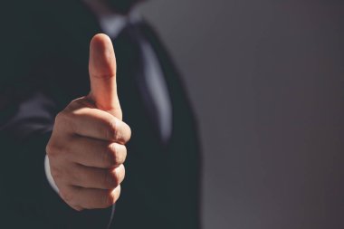 Mutlu, neşeli iş adamları grubu ofis geçmişine el kaldırıyor başarılı girişimciler. Başarı takımı hedeflerine ulaşıyor.