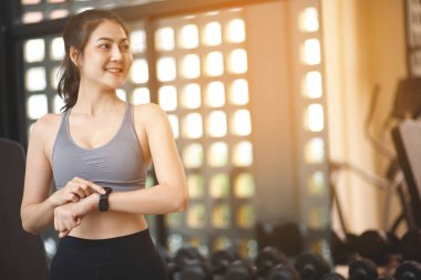 Spor salonunda kilo vermek için egzersiz yapan Asyalı kadın.