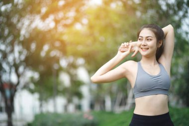 Asyalı kadın parkta egzersiz