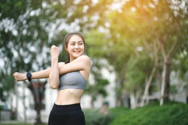 Asyalı kadın parkta egzersiz