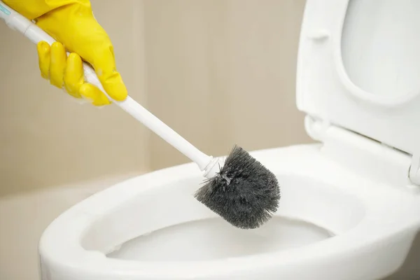 Las Amas Casa Utilizan Cepillo Para Limpiar Baño Para Eliminar — Foto de Stock