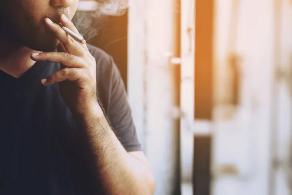 Uomo Che Fuma Una Sigaretta Mano Fumo Sigaretta Diffuso Sfondo — Foto Stock