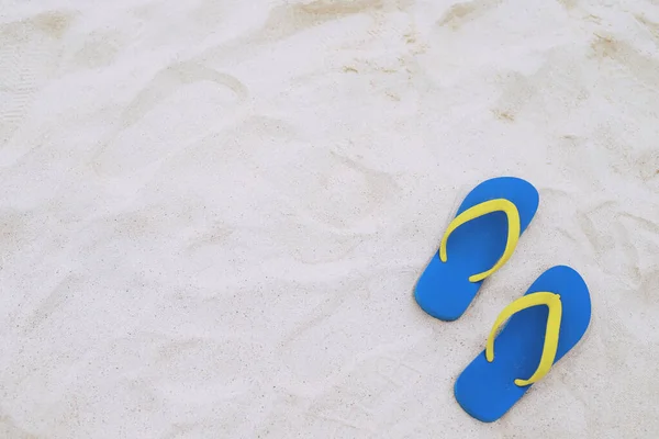 Mare Sulla Spiaggia Impronta Persone Sulla Sabbia Pantofola Piedi Sandali — Foto Stock