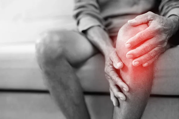 高齢者ではオスチュアート関節炎がより一般的です 膝の痛み 膝の硬さ 膝のノイズを鳴らす ストック写真