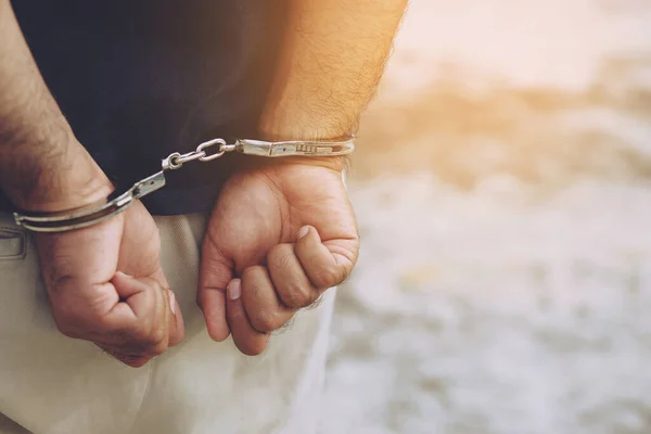 Prisionero Hombre Criminal Pie Esposado Con Las Manos Detrás Espalda Fotos de stock libres de derechos