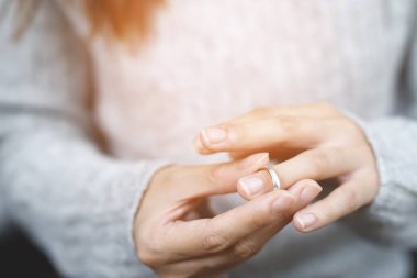 Kadın kendini stresli ve kızgın hissediyor ve ilişki sorunları yaşıyor. Bekar, üzgün bir eş boşandıktan sonra nikah yüzüğünü tutarken yas tutuyor..