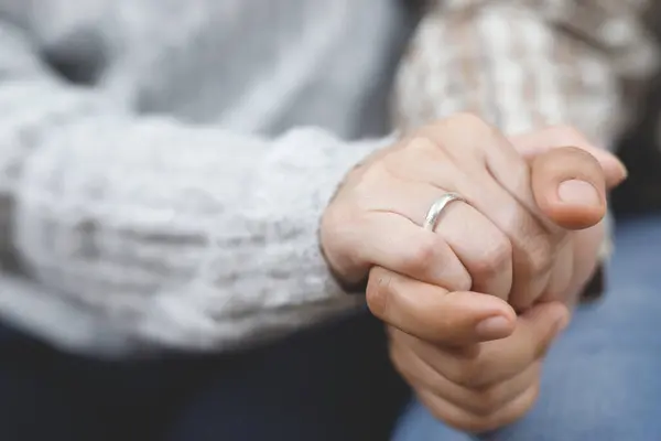 手を握る女性と男性 愛する幸せなカップル コンセプト カップル恋人バレンタインデー ストック画像