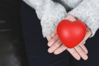 Anjin yetişkinlerde yaygın bir kalp hastalığıdır. Ana risk faktörleri arasında yaşın artması yer alıyor. Ağır sigara içen hiperlipidemi, diyabet, yüksek tansiyon.