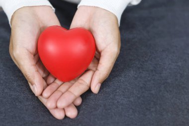 Anjin yetişkinlerde yaygın bir kalp hastalığıdır. Ana risk faktörleri arasında yaşın artması yer alıyor. Ağır sigara içen hiperlipidemi, diyabet, yüksek tansiyon.