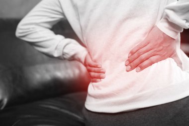 Sırt ağrısı genellikle kas zedelenmesinden kaynaklanır. kırık yastık