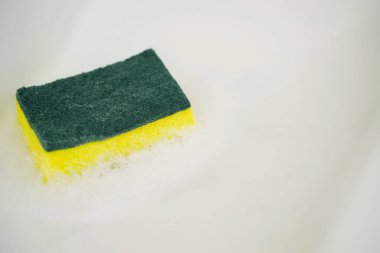 Banyo temizliği için İskoç Brite süngeri.