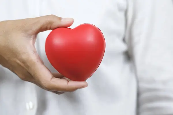Angina is a common heart disease in adults. The main risk factors include increasing age. heavy smoking Hyperlipidemia, diabetes, high blood pressure