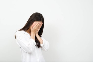 Üzgün ve hayal kırıklığına uğramış Asyalı kadınlar için bir model.