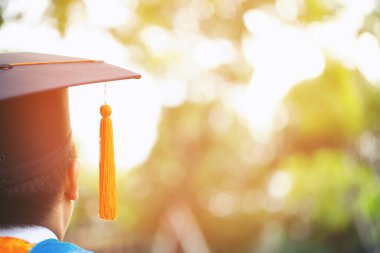 Mezuniyet, mezuniyet töreninde öğrenci şapkalarını kapatma üniversite mezunları, konsept eğitim tebrikleri. Boşluk afişini kopyala.