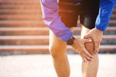 Koşucu acı verici bir şekilde burkulmuş ya da kırılmış. Atletizm eğitimi, merdivenlerden inip çıkarken kaza.. 